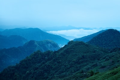 青山在白色的天空白天
